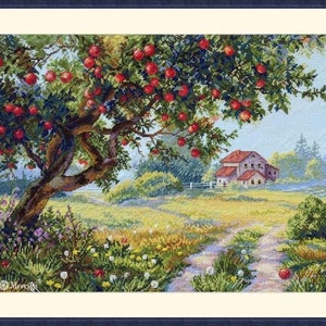 Puede incluir: Un patrón de punto de cruz que presenta un manzano rojo con una granja en el fondo. El árbol está lleno de manzanas rojas y la granja es de color rosa claro con un techo marrón. La escena está ambientada en un campo con un camino de tierra que conduce a la granja.