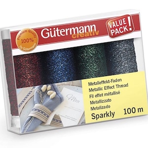 Könnte beinhalten: Eine Packung mit vier 100 Meter Spulen Gütermann Sparkly Metallic-Garn. Die Spulen sind rot, blau, grün und schwarz. Die Verpackung trägt die Aufschrift "Value Pack" und "Metalleffekt-Faden Metallic Effect Thread Fil effet métallisé Metallizzato Metalizado Sparkly 100 m".