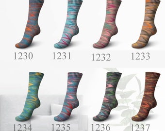 Peut inclure: Un ensemble de 12 chaussettes colorées avec différents motifs. Les chaussettes sont toutes dans un style similaire, avec un bord côtelé et une pointe unie. Les couleurs incluent l'orange, le rose, le bleu, le vert, le marron et le violet.