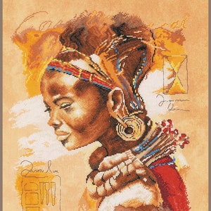 Op de afbeelding: Een kruissteekpatroon met een portret van een vrouw met een donkere huidskleur, die een rood-blauwe hoofdtooi en een grote gouden oorbel draagt. De achtergrond is warm oranje en geel.