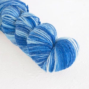 Künstlerwolle, Laceweight Kunstwolle blau-weiß, Longstriped Künstlerwolle. Aade Lang