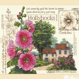 Könnte beinhalten: Eine gerahmte Kreuzstichstickerei mit leuchtend rosa Stockrosen im Vordergrund, einem Steinhäuschen mit rotem Dach und einem großen grünen Baum. Das Design enthält Texte wie "Hollyhocks", "poetry in bloom" und "Family home" in kursiver Schrift.