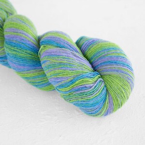 Künstlerwolle, Laceweight Kunstwolle blau grün lila Farben, Longstriped Künstlerwolle. Aade Long - Flieder