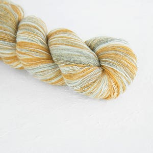 Strickkunstwolle honiggrau creme farben, Longstriped Künstlerwolle. Aade Long - Sand 8/1