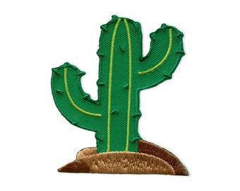 Puede incluir: Un parche bordado de un cactus verde con costuras marrones alrededor de la base, que representa el suelo. El cactus tiene una forma alta y delgada con varios brazos.