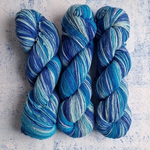 Künstlerwolle, Laceweight Kunstwolle blau-weiß, Longstriped Künstlerwolle. Aade Lang