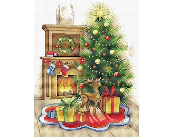 以下が含まれることがあります： クリスマスのシーン。飾られたクリスマスツリー、靴下をかけた暖炉、ツリーの下に置かれたプレゼント。プレゼントの近くにトナカイの置物がある。