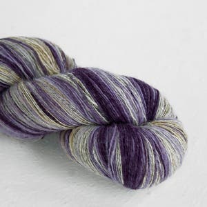 Künstlerwolle, Laceweight Kunstwolle lila grau creme farben, Longstriped Künstlerwolle. Aade Long Thomas