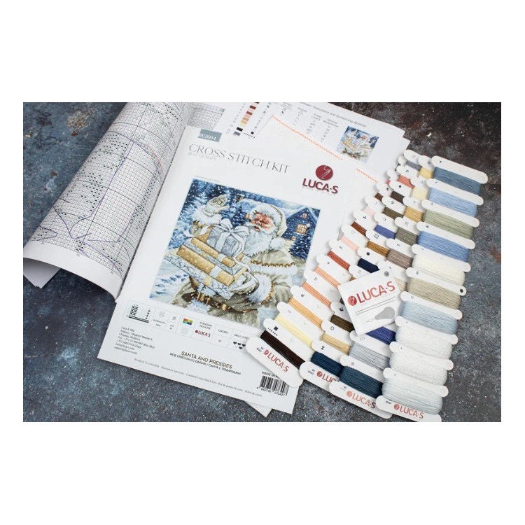 Kit Punto Croce Luca-S Babbo Natale Con Albero - Motivo 25x32 Cm, Tessuto AIDA 16ct, Fili Di Cotone, 57 Colori