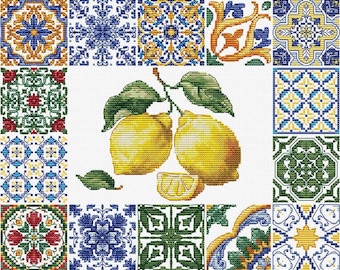 Puede incluir: Un diseño de punto de cruz con dos limones amarillos con hojas verdes y una rodaja, rodeados de varios patrones de baldosas cuadradas en azul, amarillo y verde. El diseño está sobre un fondo blanco.