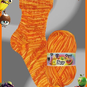 Może przedstawiać: Kulka pomarańczowej i żółtej przędzy z etykietą, na której widnieje napis "Opal Funny Fruits 100g ca. 425m 4-fach Sockenwolle"