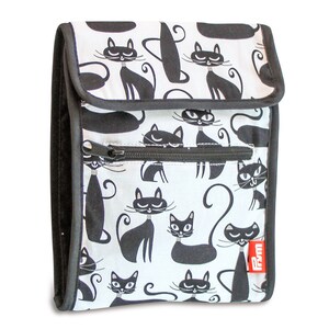 Op de afbeelding: Een zwart-witte ritszak met een herhalend patroon van zwarte katten op een witte achtergrond. De tas heeft een zwarte rits en een rood "RYM"-logo rechtsonder.