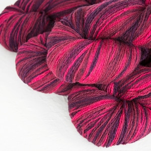 Farbverlauf Aade Lange Künstlerwolle, Garn zum Stricken, Häkeln. Farbverlaufsgarn fuchsia - pink lila