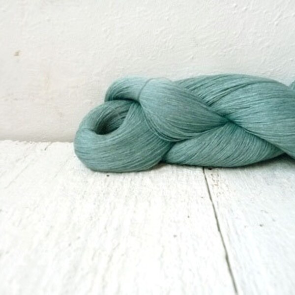 Leinen Thread Knäuel in metallic blau mit etwas grüner Schatten