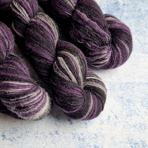 Künstlerwolle, Laceweight Kunstwolle, Longstriped Künstlerwolle. Aade Lange Produktion