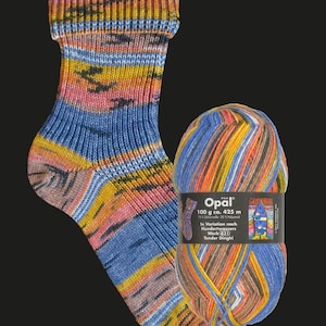 Könnte beinhalten: Eine bunte Socke mit einem passenden Knäuel Opal-Garn. Die Socke und das Garn weisen eine Mischung aus Blau, Rosa, Gelb und Braun auf. Das Garnetikett trägt die Aufschrift "Opal" und enthält Text über die Zusammensetzung und das Gewicht des Garns.