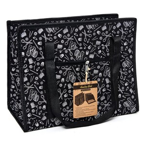 Könnte beinhalten: Schwarze Tragetasche mit weißem Druck im Näh-Thema. Die Tasche hat zwei schwarze Henkel und eine Reißverschlusstasche auf der Vorderseite. Die Tasche hat ein Etikett mit der Aufschrift "Hemline Gold Multipurpose Craft Bag".