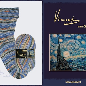Op de afbeelding: Een bol Opal garen in de kleur "Vincent van Gogh", met een draaiend blauw, groen en oranje patroon geïnspireerd op het beroemde schilderij van de kunstenaar "De Sterrennacht". Het garen is verpakt met een label waarop het schilderij en de handtekening van de kunstenaar staan.