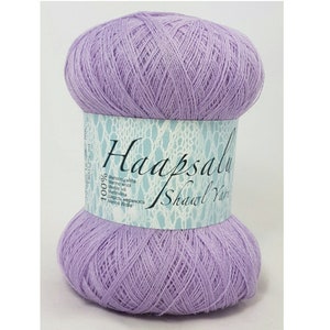 Op de afbeelding: Een bol Haapsalu Shawl garen in lavendelkleur, 100% merinowol. Het etiket vermeldt "Haapsalu Shawl Yarn" en "100% Merino Viita".
