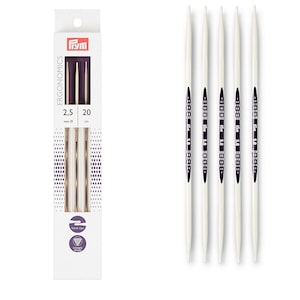 Puede incluir: Conjunto de cinco agujas de tejer blancas con marcas negras. Las agujas miden 20 cm de largo y tienen un tamaño de 5,0 mm. Las agujas están fabricadas por Prym.