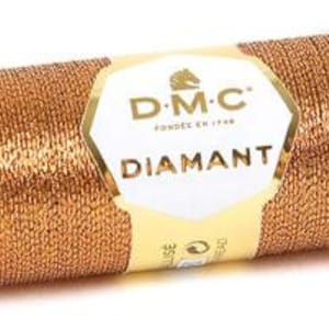 K&ouml;nnte beinhalten: Eine Spule goldfarbener Metallic-Garn mit der Aufschrift "DMC Diamant", einem Pferdekopf-Logo und dem Text "Fondee en 1790".