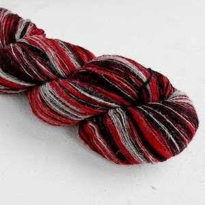 Aade Long Künstlerwolle, Spitzengewicht Kunstwolle lila grau creme farben, Longstriped Künstlerwolle