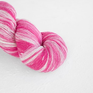 Künstlerwolle, Laceweight Kunstwolle in den Farben Baby Rosa und Weiß, Longstriped Künstlerwolle