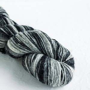 Aade langes Farbverlaufs-Wollgarn, Farbverlaufs weiß-schwarzes Garn für Tücher und Lacestricken, Garn zum Stricken, Farbverlaufsgarn