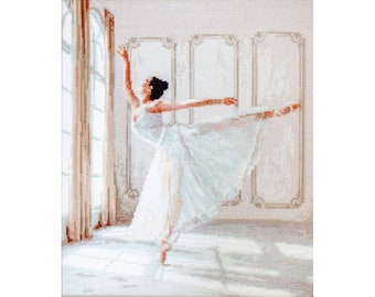 Pode incluir: Uma bailarina em um tutu branco realiza uma pose graciosa em uma sala branca com grandes janelas. A sala tem molduras ornamentadas e a bailarina é iluminada por luz natural.