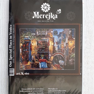 Puede incluir: Kit de punto de cruz con una representaci&oacute;n colorida de una escena de canal en Venecia, Italia. El kit incluye hilos DMC, tela Aida, una aguja y un patr&oacute;n de s&iacute;mbolos. El kit se titula "Our Special Place in Venice" y tiene el n&uacute;mero de art&iacute;culo K-160.