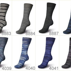 Könnte beinhalten: Sortiment von zehn Paar Socken in verschiedenen Farben und Mustern, darunter Schwarz, Grau, Blau und Weiß. Die Socken sind gestreift, gemustert und haben verschiedene Texturen.