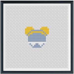 Op de afbeelding: Een blauw en geel gepixeld ontwerp van een baby-romper met een strik bovenop. De romper is op een witte achtergrond.