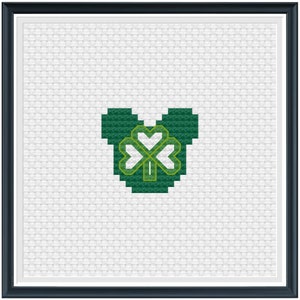 Könnte beinhalten: Ein grünes Kleeblatt in Herzform. Das Kleeblatt ist ein traditionelles irisches Symbol für Glück.