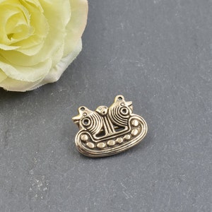 Kleine Wikinger Brosche als Schiff aus Dänemark 2,5 x 2 cm, Drachenboot Fibel, Wikingerschiff Replika