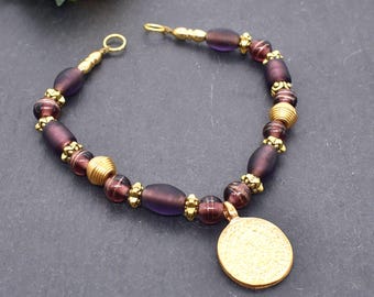 Collana con spilla vichinga Maijvi con perline di vetro viola scuro e ciondolo a moneta - gioiello per costume vichingo - collana di perline di vetro per abito a grembiule