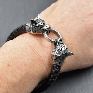 Strong imitation leather bracelet with large stainless steel wolf heads - Wolf bracelet men and women - bracelet for Vikings and Medieval