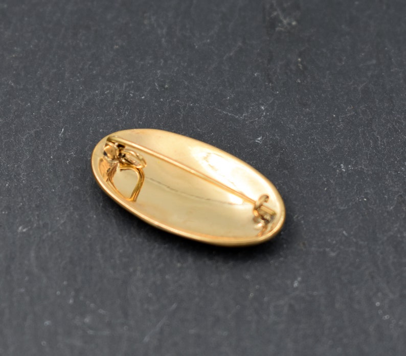 Rückseite der Kleine Wikinger Brosche im Jelling-Stil aus Bronze – Wikinger Fibel – Gewandfibel für Tunika Kleid – Reenactment Schmuck