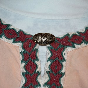 Tragebild am Ausschnitt eines Wikingerkleides Kleinen Wikinger Brosche im Jelling-Stil aus Bronze – Wikinger Fibel – Gewandfibel für Tunika Kleid – Reenactment Schmuck