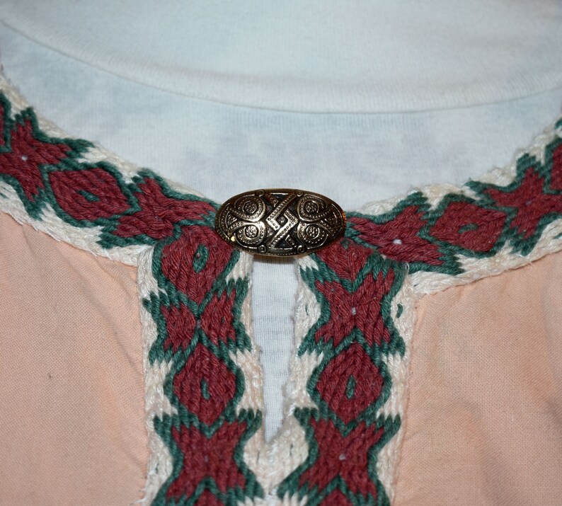 Tragebild am Ausschnitt eines Wikingerkleides Kleinen Wikinger Brosche im Jelling-Stil aus Bronze – Wikinger Fibel – Gewandfibel für Tunika Kleid – Reenactment Schmuck