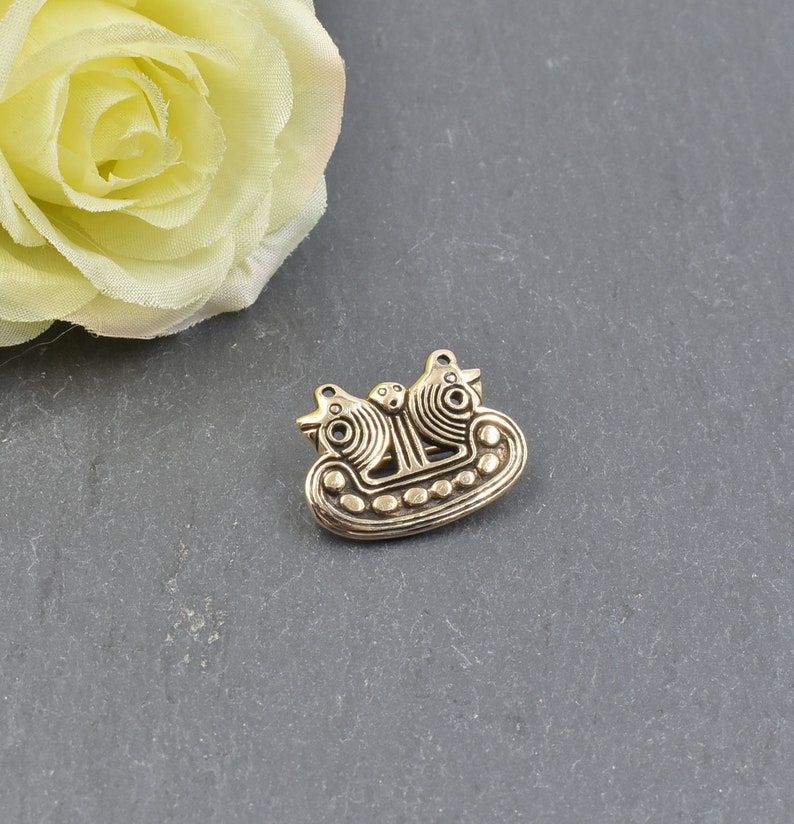 Kleine Wikinger Brosche als Schiff aus Dänemark 2,5 x 2 cm, Drachenboot Fibel, Wikingerschiff Replika