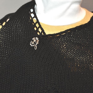 Tragebild an einem schwarzen gestrickten Schal der Schottischen Distelbrosche aus Bronze – Kleine Brosche mit Distel – Schottland Schmuck – 1 Stück