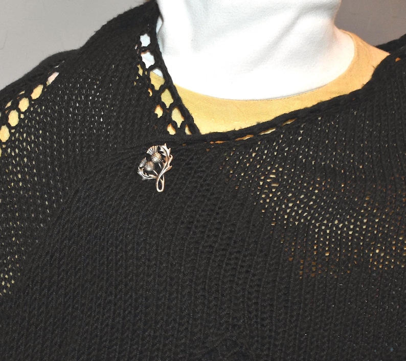 Tragebild an einem schwarzen gestrickten Schal der Schottischen Distelbrosche aus Bronze – Kleine Brosche mit Distel – Schottland Schmuck – 1 Stück