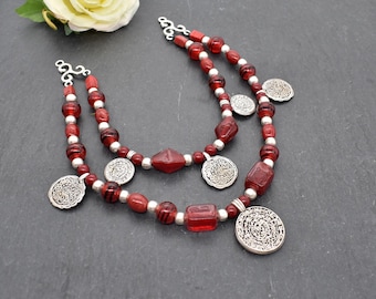 Collar con broche vikingo con cuentas de cristal rojo y colgantes de monedas – Joyería Triskel para tu atuendo – Collar de cuentas de cristal para la mujer vikinga