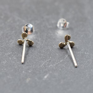 Feine Triskele Ohrstecker – Keltisches Design in Bronze & 925er Silber