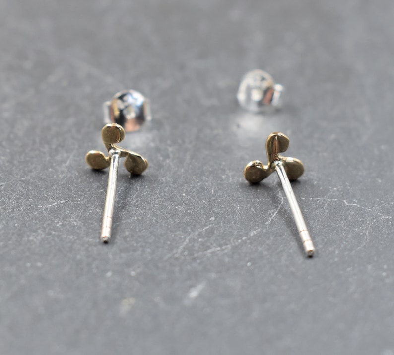 Feine Triskele Ohrstecker – Keltisches Design in Bronze & 925er Silber