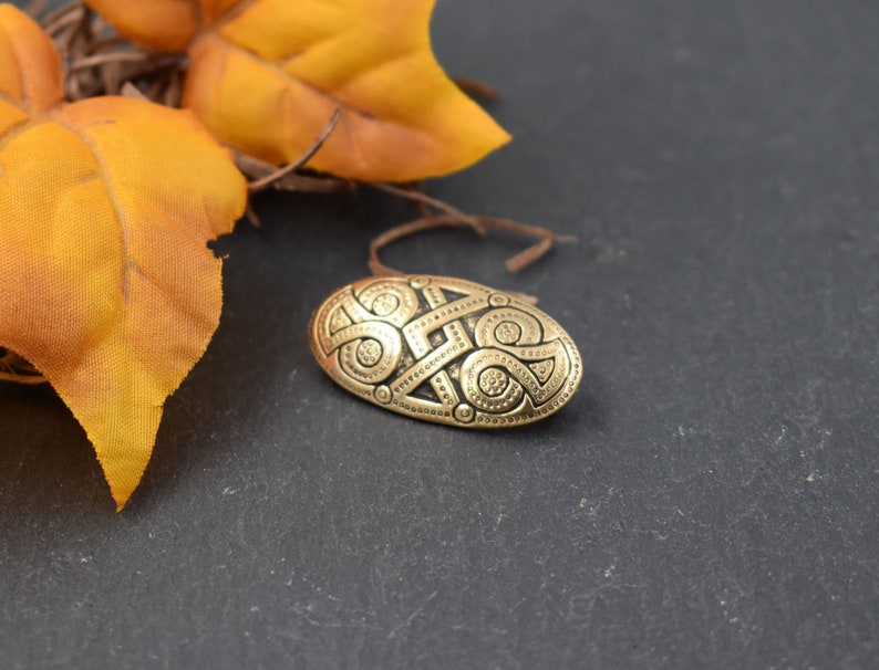 Kleine Wikinger Brosche im Jelling-Stil aus Bronze – Wikinger Fibel – Gewandfibel für Tunika Kleid – Reenactment Schmuck