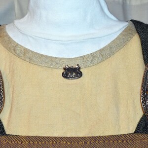 Tragebild am Ausschnit eines Wikingerkleides der Kleine Wikinger Brosche als Schiff aus Dänemark 2,5 x 2 cm, Drachenboot Fibel, Wikingerschiff Replika