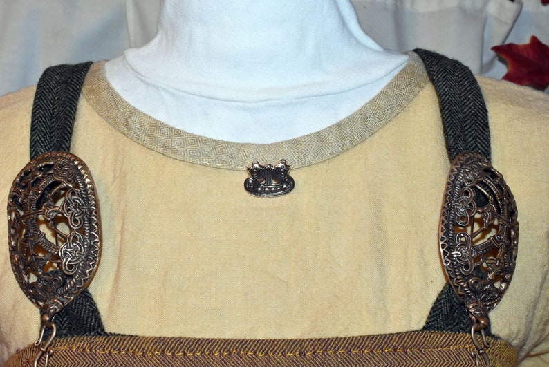 Tragebild am Ausschnit eines Wikingerkleides der Kleine Wikinger Brosche als Schiff aus Dänemark 2,5 x 2 cm, Drachenboot Fibel, Wikingerschiff Replika