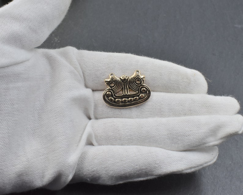 Kleine Wikinger Brosche als Schiff aus Dänemark 2,5 x 2 cm, Drachenboot Fibel, Wikingerschiff Replika