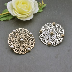 Broche grande de disco no estilo Trewhiddle por BELANAS SCHATZKISTE - broche redondo anglo-saxão em 2 cores - 5 cm de diâmetro